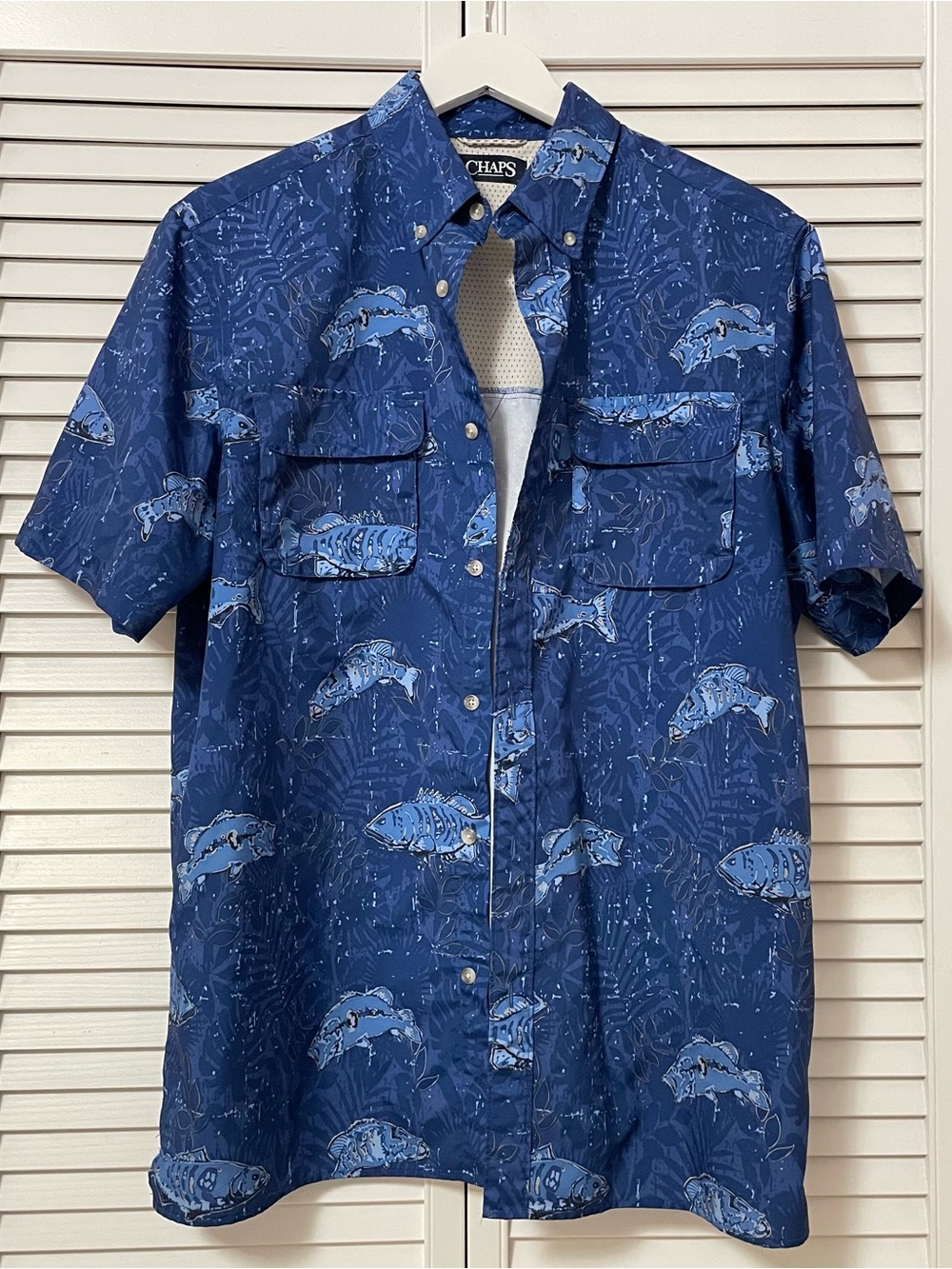 Chaps Men’s Medium Vented Button Down Short Sleeve Fish Shirt Front Pockets